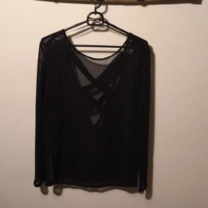  - Transparent glittertopp med delvis öppen korsad rygg.
St S
Färg: Svart/Glitter
Märke: HM
Använd: 1 gång