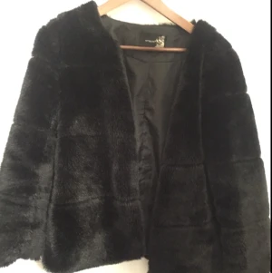  - Svart jacka med fake päls
Storlek 38 (funkar även som 36)