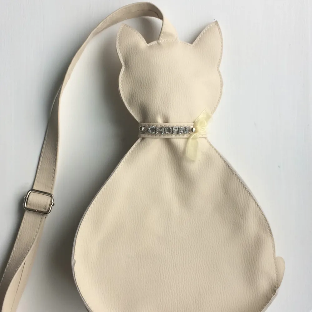 Unik beige kattformad väska från Chopin. Längd 35 cm från huvud till svans 🐱 Material: polyester. Oanvänd! . Väskor.