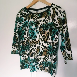  - Topp från Veromoda, använt en gång! Kan mötas upp i Skåne (helst Malmö, Lund eller Hässleholm) eller skicka för 30kr!