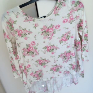  - Söt tröja med blommor och lite volang med trekvartsärm 🌸