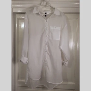  - En vit halvtransparent skjorta från H&M i lite längre modell. Väldigt snygg, men inte riktigt min stil så därför säljer jag den. Endast använd kanske 2 ggr :)
