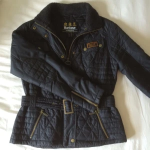  - Säljer min barbour vår/höst jacka, i mycket gott skick. 
Köpt 2500, säljs 1000. 

Kan betalad kontant & via swish, möter gärna upp. 