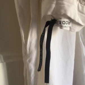  - Vita somriga och tunna byxor från rodebjer.
Helt perfekta en varm dag. Hög midja.

Kan mötas i Sthlm eller så betalar köparen frakt.
Swish! 