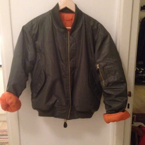  - Cool och varm bombajacka ala 90- talet. 
Är en liten storlek men ska ändå sitta lite oversize. Jag är XS-S i storleken . 

Grön färg. 