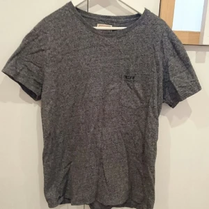  - grey melange tisha från Emmet Jeans.
köpt på Carlings 