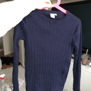  - Kabelstickad marinblå tröja knappt använd 