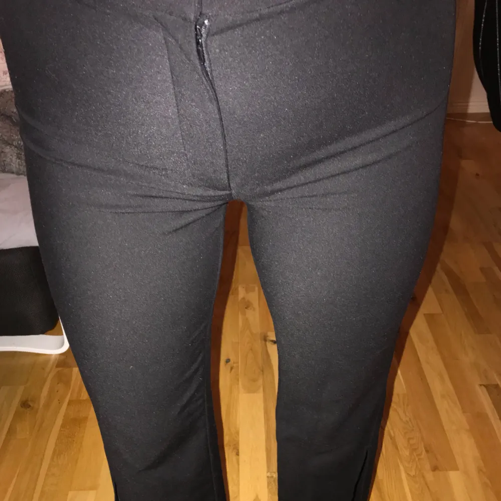 Kostymbyxor med slits längst ner på benet upp till mitten av vaden   Säljes pga försmå  Pris exkl frakt  . Jeans & Byxor.