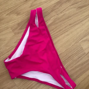  - Bikini, aldrig använd pga för små. Står att det är s, ser dock mer det som xs