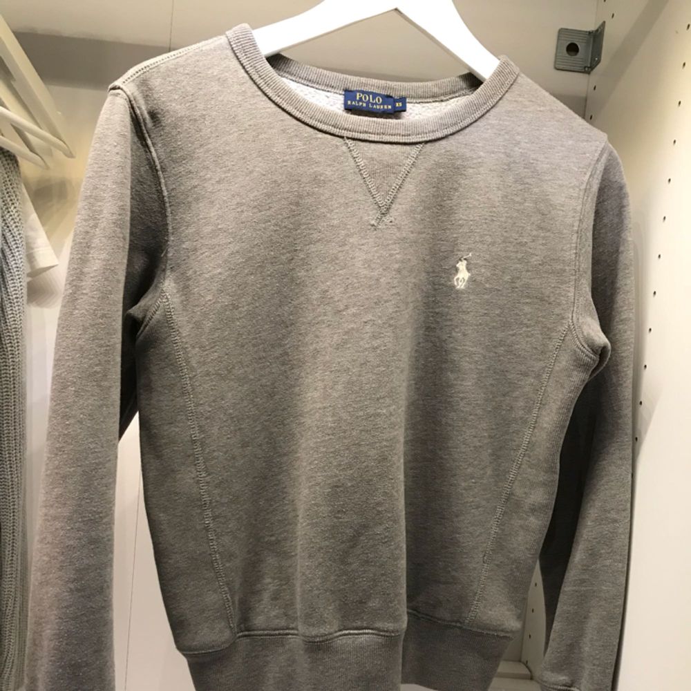 Säljer en grå mysig tröja från Ralph lauren! Köptes förra året på NK i Göteborg.   En tröja som passar i alla lägen och årstider.  Fynda nu för endast 350kr  . Huvtröjor & Träningströjor.