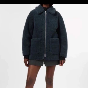  - Mörkblå jacka från weekday. Funkar både till vinter och höst.