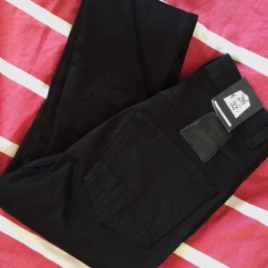  - Snygga svarta jeans från märket "Denim is Dead".  Aldrig använda så de är i nyskick med lappar kvar. Säljes billigt! 