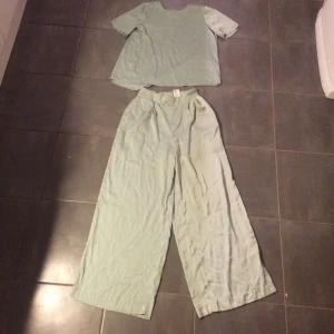  - Siden-set från Monki, oanvänt. Tyvärr ej min storlek så kan inte visa passformen, men går bra att komma och prova! Går även att köpa varje del för 80 kr.