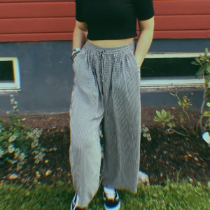  - Byxor köpta på Beyond Retro👖 Bara använda 1 gång (när jag tog kortet) Står ingen storlek på dom men jag har storlek S och då är dom väldigt stora så dom passa även på L Kan postas fast köparen står för frakten 📮 Katt finns i hemmet 🐈