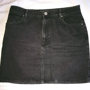  - Svart jeanskjol, true to size.  Sparsamt använd, inget slitage/skavanker och säljes nu pga viktnedgång.  150kr + 50kr frakt. Betalning via Swish. 