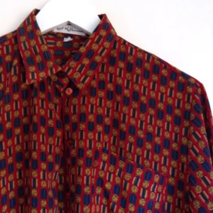  - Skjorta med medaljong-mönster i ett superskönt luftigt, fladdrigt och matt sidenliknande tyg! Dold knäppning. Så fin! Men kommer inte till användning tyvärr.