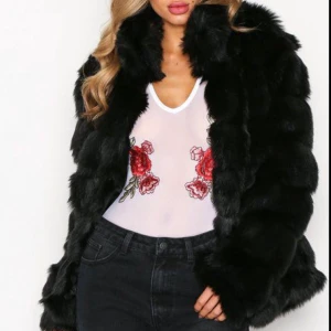  - Faux fur från Nelly! Världens mysigaste och varmaste jacka i svart fuskpäls. Nypriset var 899kr och den inte mycket använd. (Frakt ingår ej)