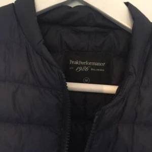  - Tunn mörkblå dunjacka ifrån peak performance 