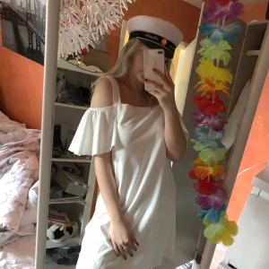  - Studentklänning!🎉 hur skön som helst, fint skick och använd 1 gång. Från mango. Enligt mig den perfekta studentklänningen, inte genomskinlig och man kan hoppa och stoja utan att den åker upp. Passar en M, men även en liten L! Frakt; 50kr🌷