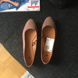 Oanvända ballerina-skor i brun/beige mockaimitation. Kan mötas upp i Norrköping. 
