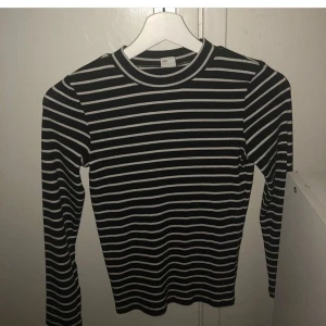  - Aldrig anvönd . Sorlek 146/152 men passar xs-s. Möts upp i Sthlm eller fraktar (kunden betalar frakt) hör Järna av dig om du har frågor 😊