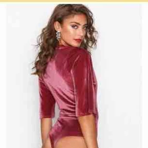  - Fin body från Nelly! Säljer pga lite fel passform på mig. Nypris 350kr. Aldrig använd med prislappar kvar💗 frakt ingår i priset