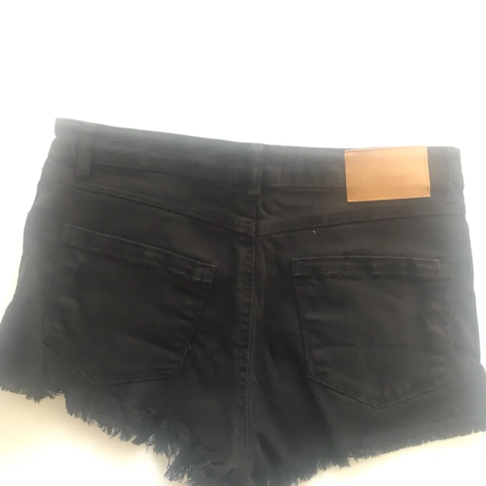 Svarta jeans shorts som aldrig blivit använda, det står att dom är 36 i storleken men dom är ganska små så mer som en 34🌼 kan mötas upp i innerstan i Stockholm eller frakta, köparen står för frakten. Tar swish🌸. Shorts.