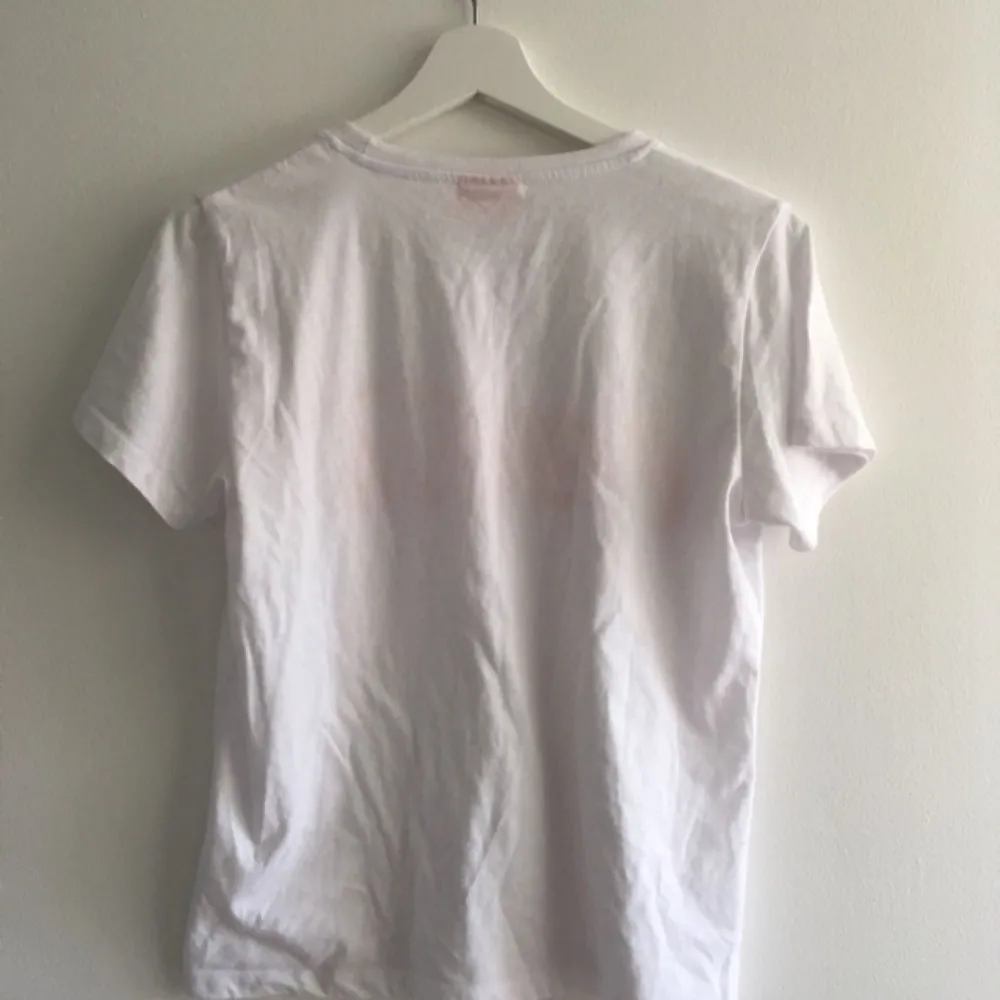 En enkel T-shirt med snyggt tryck 🙌🏼     Köpare står för frakt . T-shirts.