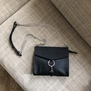 Snygg svart handväska från Gina Tricot, använd 1-2 gånger! Praktisk med ett stort fack och ett litet innerfack. 