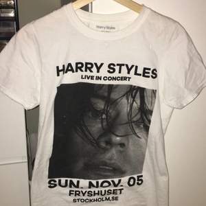 T-shirt från Harry Styles konsert-merch i höstas. Aldrig använd så i gott skick. Betalning sker via swish 🌹
