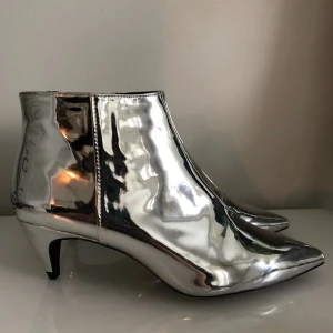  - Helt oanvända silver skor med en liten klack. :)