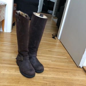 Johnny bulls - Använda fåtal gånger, st 38, köpta för ca 2000, normala i storlek, vintage brun skickas med postnord