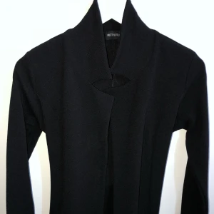  - Blazer liknande tröja i skönt material från Prettylittlething!