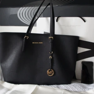  - Säljer min SUPER snygga Michael Kors Jet Set Travel väska! Köpte den i Stockholm på NK för några år sedan men har bara använts ett mycket fåtal gånger (därför säljs den). Ser precis ut som när jag köpte den, det medföljer även en tygpåse med MK loggan. Original pris 2649:-. Älskar verkligen denna väska men använder den inte tillräckligt ofta tyvärr!! Priser kan diskuteras via snabb affär, kan även mötas upp i Enköping eller frakta mot betalning✌️✌️🌹