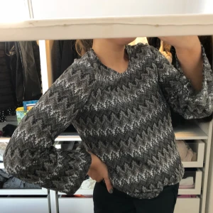  - Missoni inspirerad tröja från Lindex, med flare arm.  