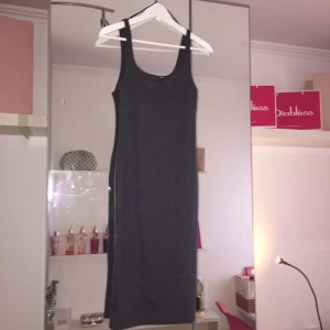  - En mörkgrå zara klänning, tight & går ner till knäna :) 