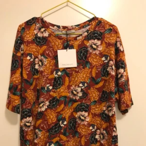  - T-shirt with floral print, size S, NEW, with tags 75 SEK