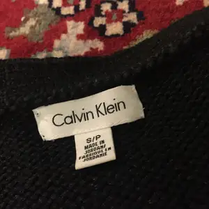 Tjock svart stickad tröjan från Calvin Klein. Svart dragkedja på ena sidan :)