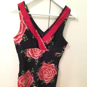  - Lingam Barcelona blommig sommarklänning i bomull 