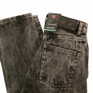  - Helt nya Kimono Jeans från Monki i washed black, så dom är svartgrå i färgen. Står storlek 26 men är mindre än så så passar någon som har W24/W25. Prislapp sitter kvar 🌹