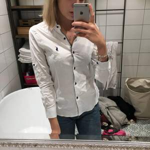 En vit skjorta från Ralph lauren (fake) för mer bilder skriv, kan mötas upp på Södermalm eller frakta (köparen storföretag frakten)💘