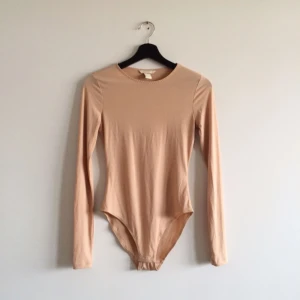  - 🐷🐷🐷 Puderrosa body från H&M strl S/36. Mycket fint skick! Kan skicka eller mötas i Stockholm. Köparen står för frakt. 🌸🌸🌸