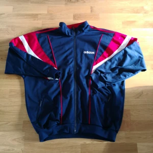  - Sjukt snygg vintage adidaströja, blå, röd och vit😍😍😍✨ i superfint skick, från 90-talet. Passa på att fynda❤️❤️✨ Eventuell frakt betalas av köparen😘❤️✨