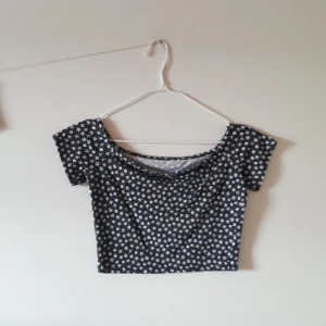  - FRI FRAKT. Jättefint skick. Off-shoulder.