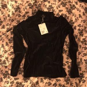  - Polotröja från monki aldrig använd med prislapp 