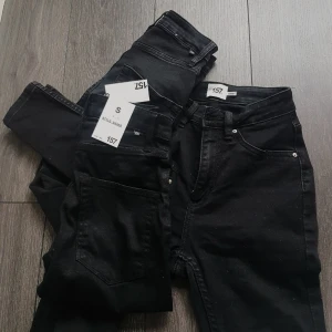  - Tre par jeans från lager 157 i strl S. Säljer då de är för små för mig, men det är den bästa modellen på jeans som finns i denna värld!  Bara att skriva om du har frågor! 🌸 