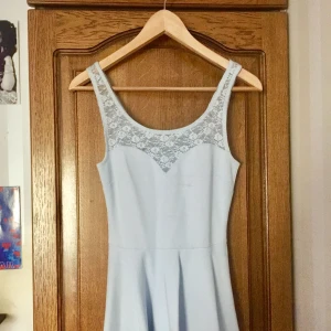  - En ljusblå topp i bra skick från Ginatricot. Köparen står för frakten. 