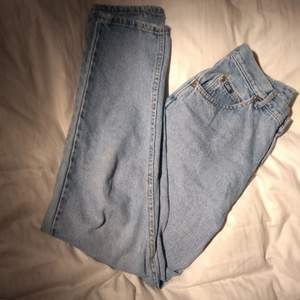 Fina mom-jeans från Lee ✨ köpt på beyond retro ✨ var tyvärr någon fläckar 😥 men dom syns inte mycket