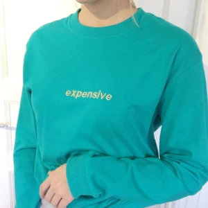  - Mysig tröja med guldig text från carlings. Använd fåtal gånger och därför i fint skick! Nypris 250. Frakt tillkommer!