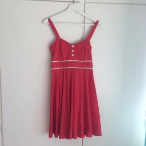  - Röd klänning med vita små prickar, köpt i Vietnam. Supersöt!